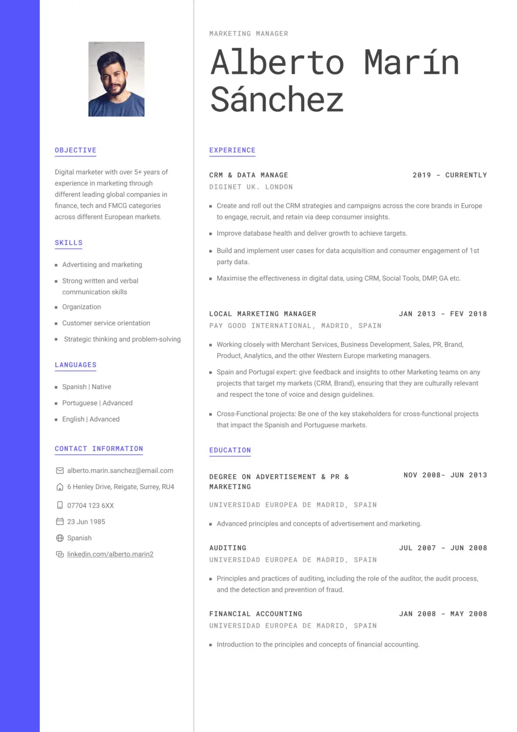 Um modelo de currículo com fundo azul e roxo.