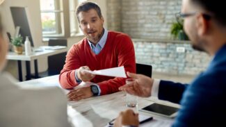 Um homem está conversando com uma mulher em um escritório
