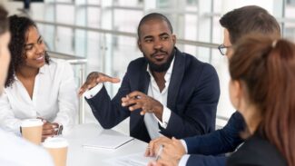 Um grupo de empresários sentados ao redor de uma mesa
