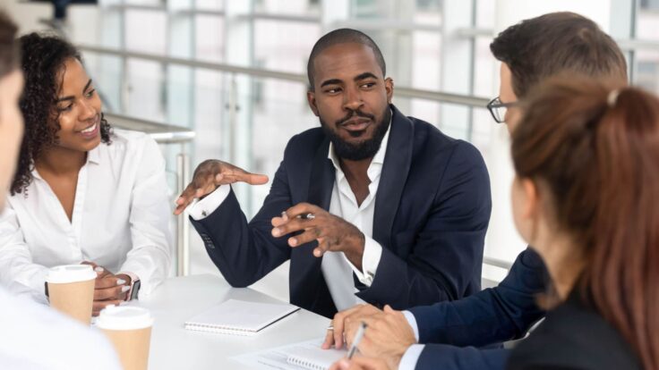 Um grupo de empresários sentados ao redor de uma mesa