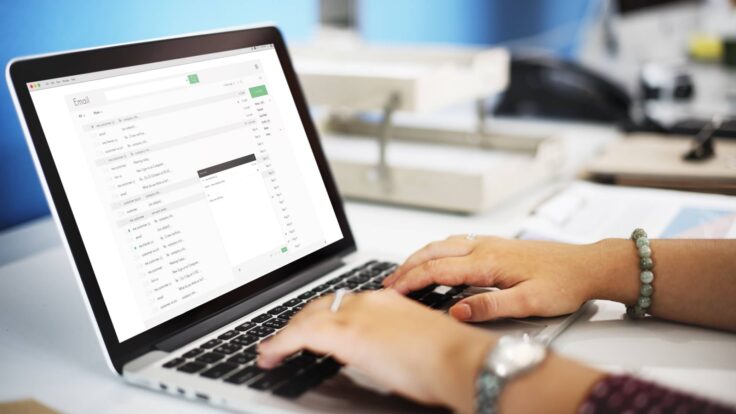 Uma pessoa está digitando em um laptop