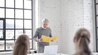 Um homem está fazendo uma apresentação para um grupo de pessoas