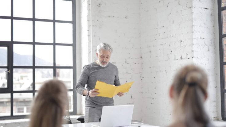 Um homem está fazendo uma apresentação para um grupo de pessoas