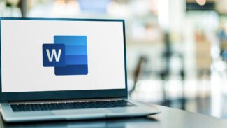 Um laptop com o logotipo da Microsoft Word