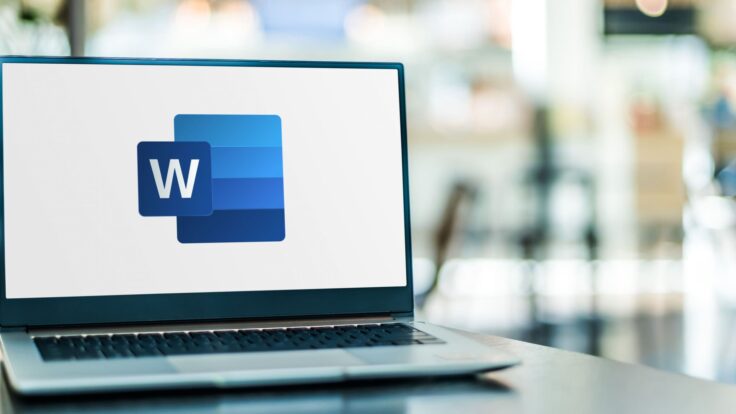 Um laptop com o logotipo da Microsoft Word
