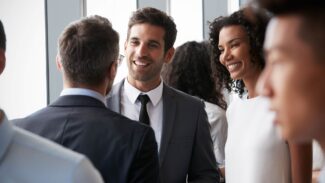 Um grupo de empresários conversando em um escritório