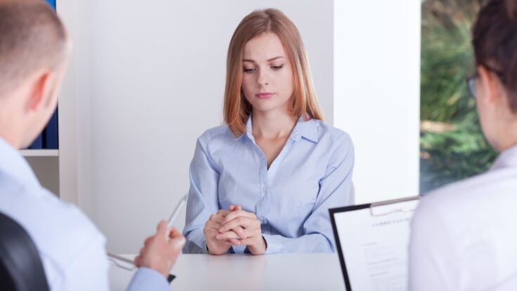Uma mulher está conversando com um homem em um escritório.